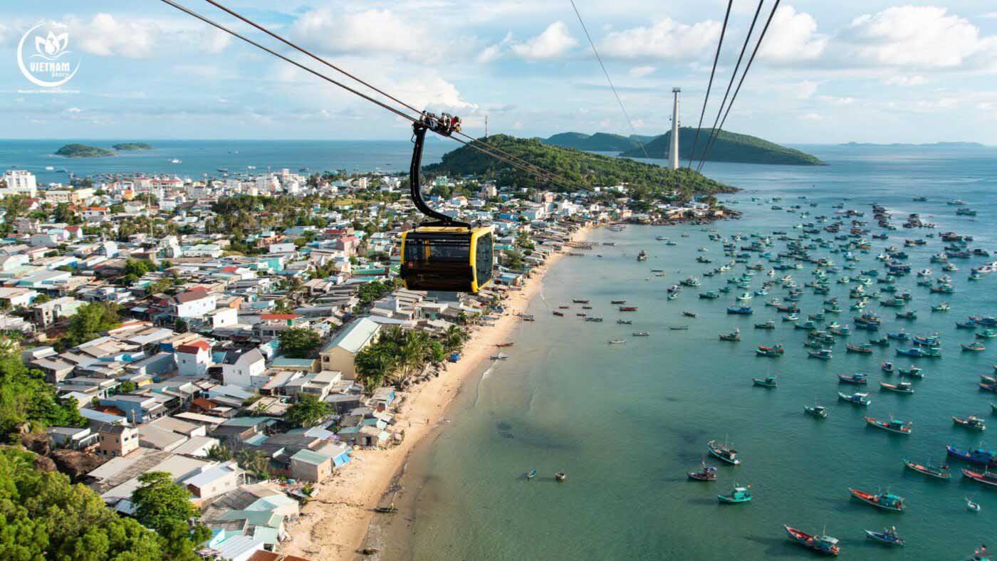 Hon Thom cable car cabins crossing open sea between An Thoi and Sun World park.