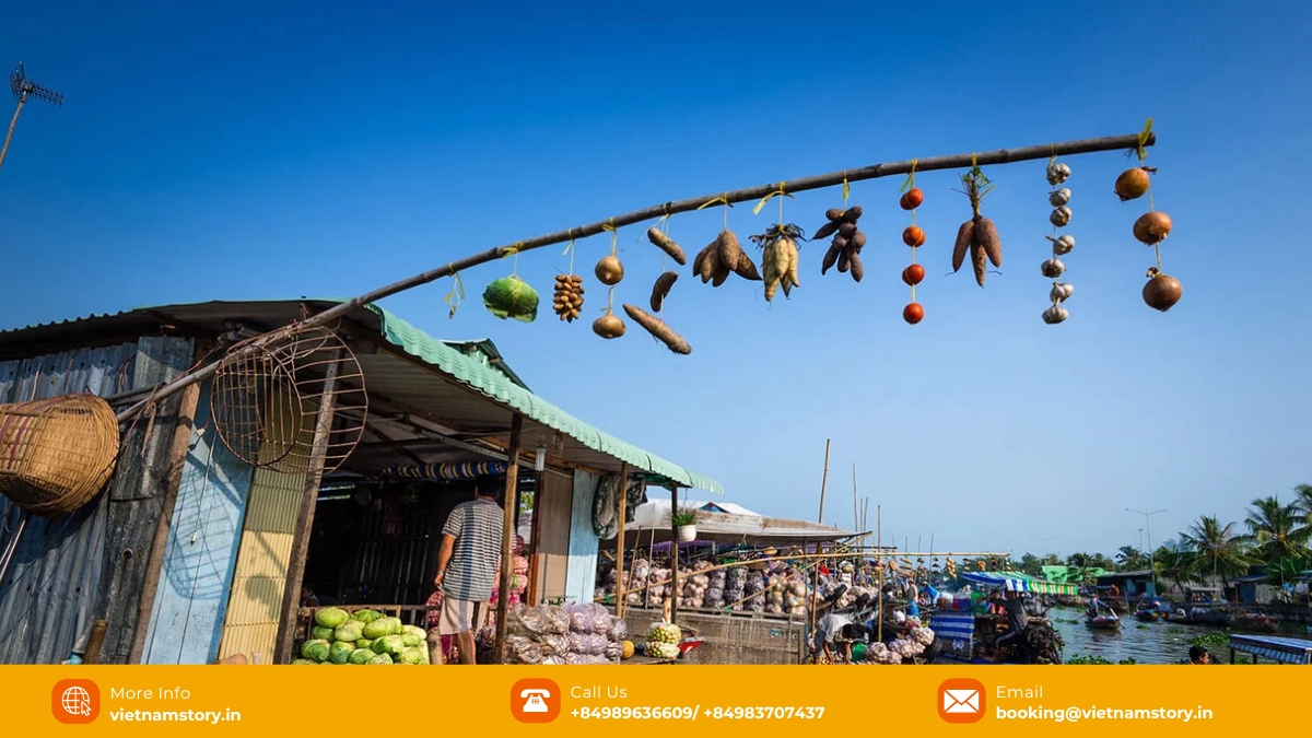 Nga Nam floating market in Soc Trang province, located at a five-river confluence, is known for its busy atmosphere and wide variety of goods.