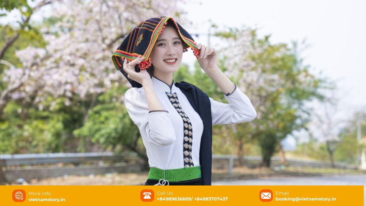 Thai women in colourful traditional costumes featuring the distinctive Pieu scarf