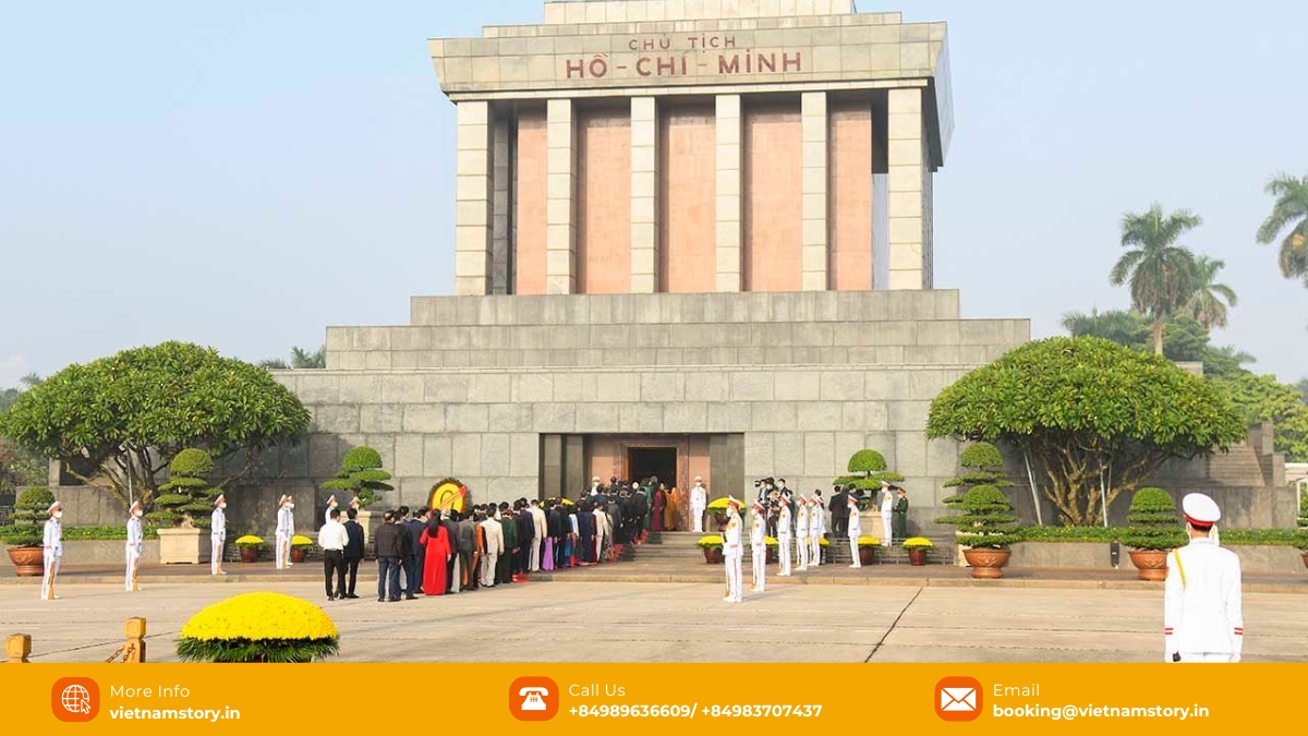 Standing in front of Ho Chi Minh Mausoleum, you can feel the solemn atmosphere.