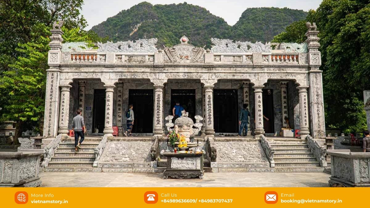 Thai Vi Temple features an architectural style that blends Eastern and Western elements.