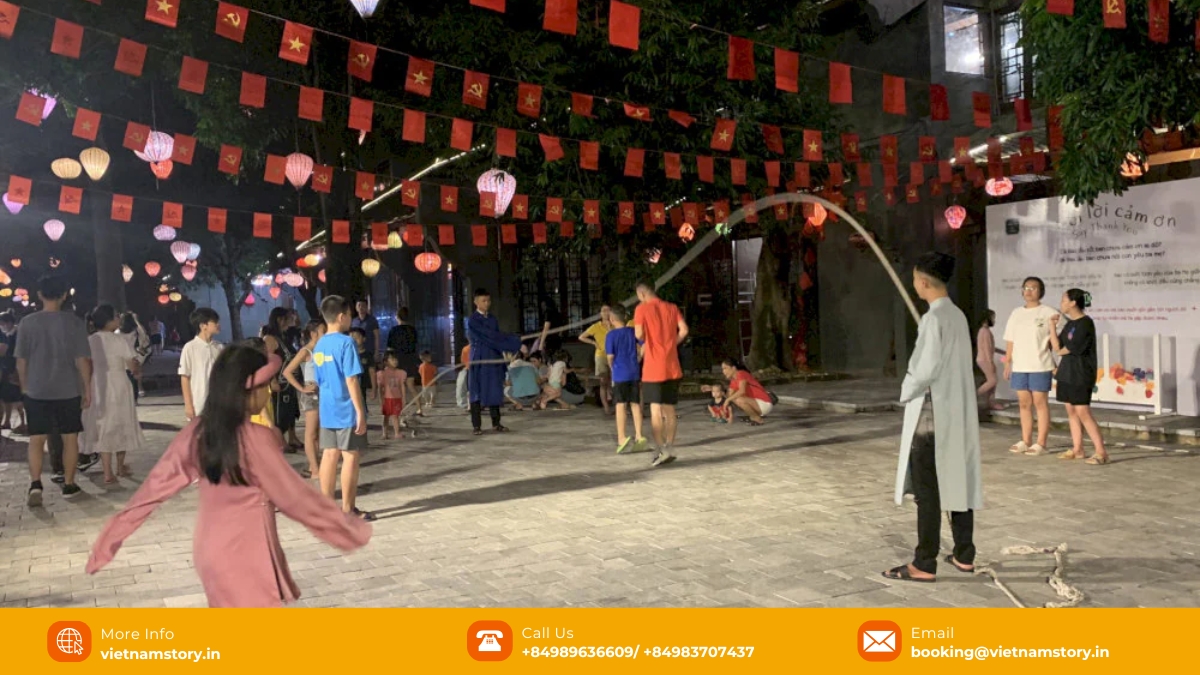 Ninh Binh Night Market (Pho Co Hoa Lu) 2026: Food, Lantern Boats & Shopping 2 The games are popular with both tourists and locals. Laughing and playing together breaks down all language barriers
