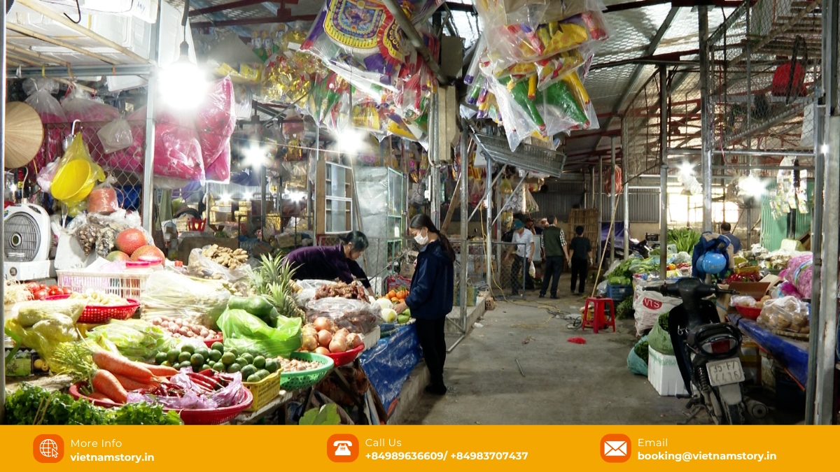 The main Ninh Binh market provides necessities for daily lives and offers local specialties like Com Chay.