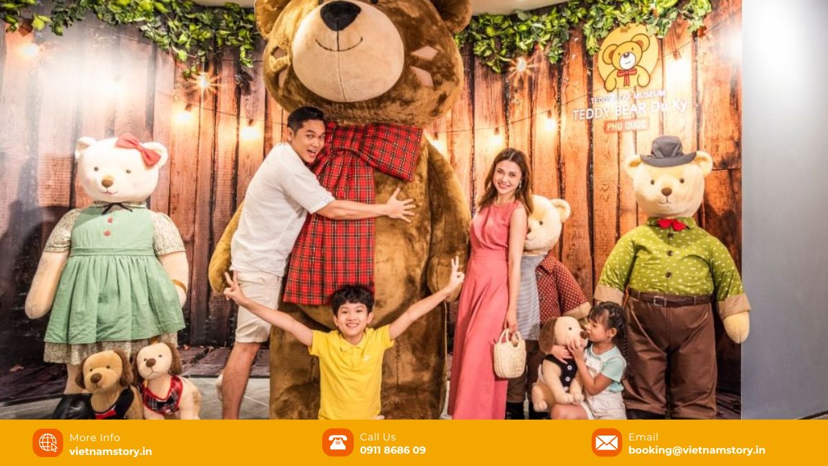 Many people love taking photos with the teddy bears in the museum