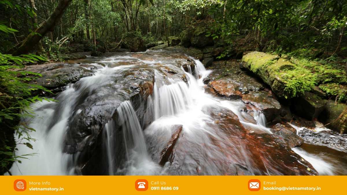 Visitors can enjoy the poetic natural scenery and fresh air at Da Ban Waterfall