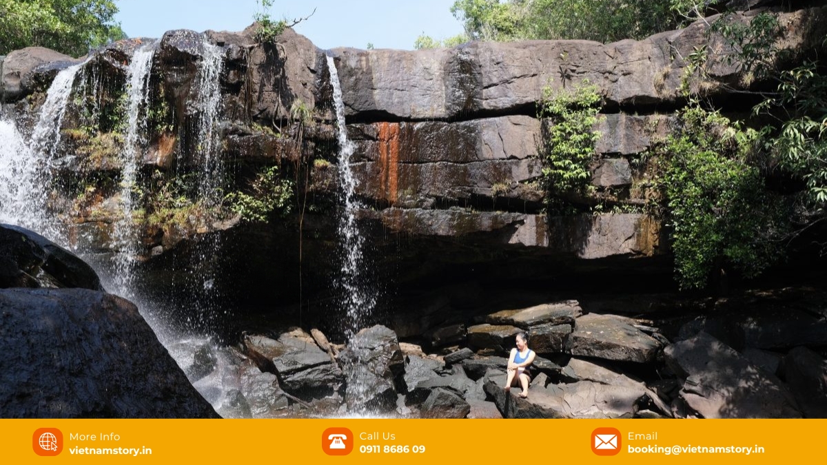 Da Ngon waterfall has a picturesque landscape, surrounded by an immense primeval forest.