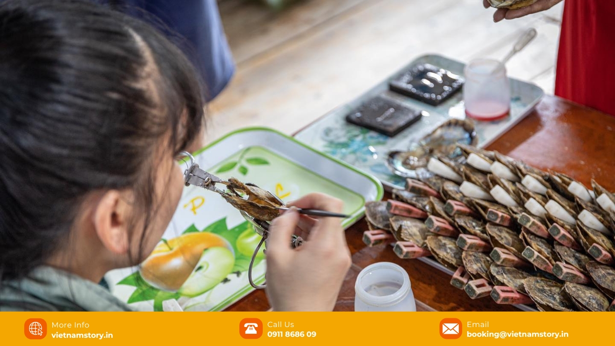 Tung Sau Pearl Farm: Discovering the Living Gems of Ha Long Bay 4 Visitors can witness firsthand the entire process from implanting the nucleus into the oyster, nurturing it, to harvesting, including meticulous handcrafted processing techniques.